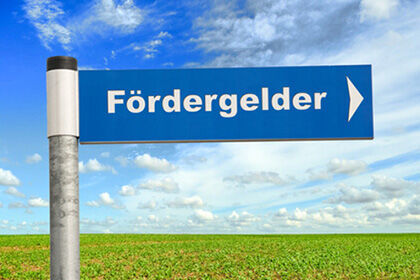 ein blaues Schild darauf steht in weiß Fördergelder